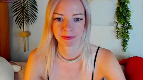 Lisa online show from 10-16-25, 01:17