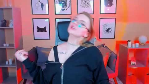 Snapshot of lisa_mitchel chatting on 10-24-25, 06:32 Lisa online show from 10-24-25, 06:32