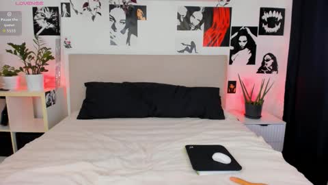 Snapshot of lisa_moons chatting on 10-23-25, 05:33 lisa_moons online show from 10-23-25, 05:33