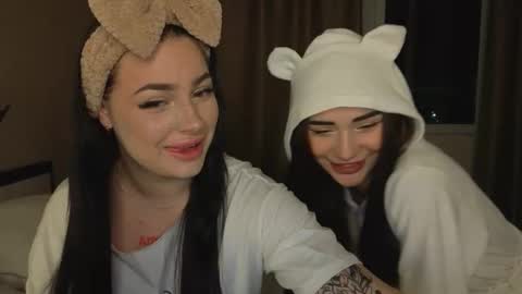 Snapshot of lisaanddenis chatting on 09-21-25, 03:35 Lisa and Den online show from 09-21-25, 03:35