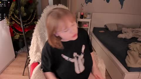 Snapshot of lisalaas chatting on 01-05-25, 02:08 -Lisa- Help me to reach 100 thumbs up3 online show from 01-05-25, 02:08