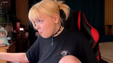 Snapshot of lisalaas chatting on 10-09-25, 02:48 -Lisa- Help me to reach 100 thumbs up3 online show from 10-09-25, 02:48