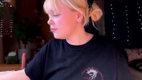 Snapshot of lisalaas chatting on 12-14-25, 02:55 -Lisa- Help me to reach 100 thumbs up3 online show from 12-14-25, 02:55