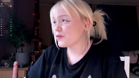 Snapshot of lisalaas chatting on 12-16-25, 08:14 -Lisa- Help me to reach 100 thumbs up3 online show from 12-16-25, 08:14