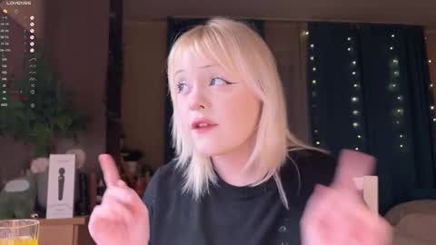 Snapshot of lisalaas chatting on 01-18-26, 08:12 -Lisa- Help me to reach 100 thumbs up3 online show from 01-18-26, 08:12