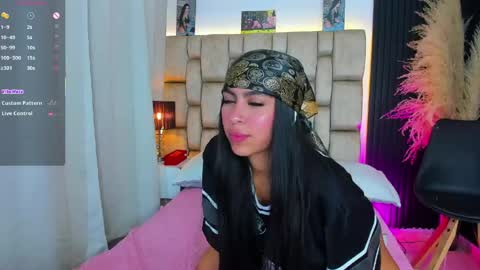 Sophie ---- connected from 1400 to 2100 Colombia time online show from 05-12-26, 08:06