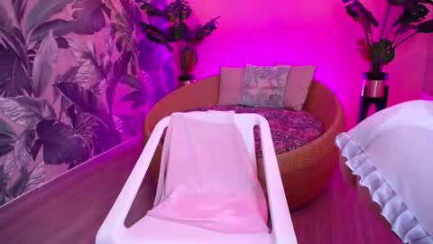 Paulette online show from 11-08-25, 01:33