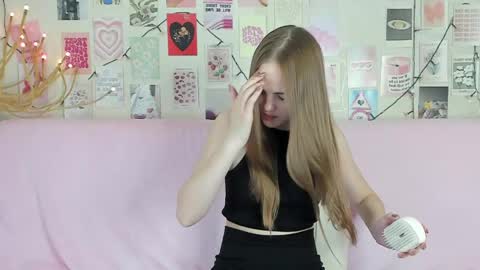 Snapshot of little_radiant_sun chatting on 05-19-26, 07:04 Kriss online show from 05-19-26, 07:04
