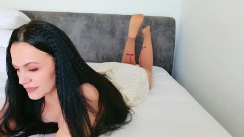Snapshot of little_red_diamond chatting on 05-05-26, 05:37 hey im anna online show from 05-05-26, 05:37