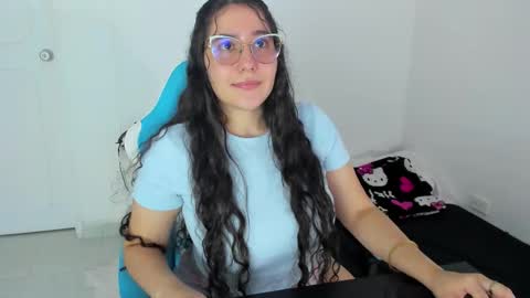 Laire  online show from 11-28-25, 10:01