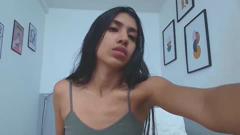 Snapshot of littlee_emilyy_ chatting on 12-05-24, 12:22 Emily  online show from 12-05-24, 12:22