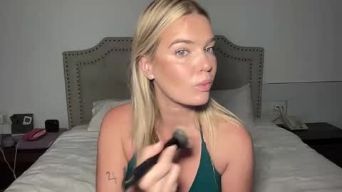 Snapshot of littlemaryjane19 chatting on 11-12-25, 05:19 Marciabrady online show from 11-12-25, 05:19