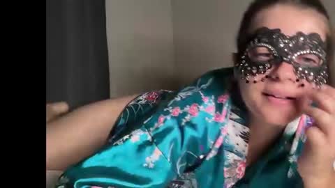 littleredswan online show from 07-21-26, 04:48