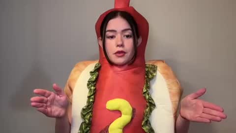 Snapshot of littlesugarpea chatting on 10-31-25, 07:26 Little Sugar Pea online show from 10-31-25, 07:26