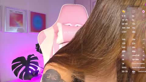 Snapshot of liujunne chatting on 12-23-25, 01:25 Junne liu online show from 12-23-25, 01:25