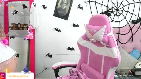 Katalina Novoa. online show from 10-30-25, 02:02