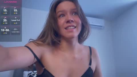 Snapshot of lively_luna chatting on 10-13-25, 02:55 Luna online show from 10-13-25, 02:55