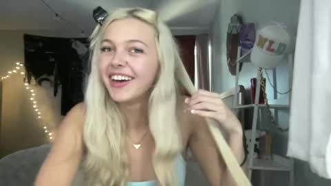 Snapshot of livvybunny chatting on 07-12-26, 09:06 Livvy online show from 07-12-26, 09:06