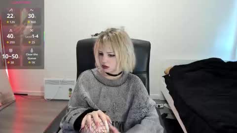 Snapshot of liyaluna chatting on 10-08-25, 10:35 LIA online show from 10-08-25, 10:35