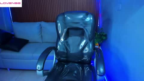 Snapshot of liz_bohemia chatting on 04-28-26, 02:27 LIZ online show from 04-28-26, 02:27