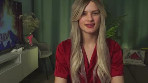 Snapshot of lizbethcoll chatting on 02-19-25, 05:27 Sunnheart online show from 02-19-25, 05:27