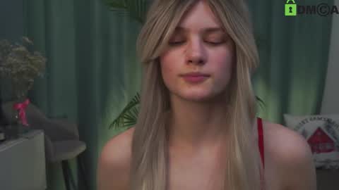 Snapshot of lizbethcoll chatting on 02-25-25, 11:33 Sunnheart online show from 02-25-25, 11:33