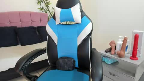 lizzie_williamss online show from 05-14-26, 03:35