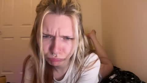 Snapshot of lizzyylovesick chatting on 09-16-25, 07:15 lizzybunny online show from 09-16-25, 07:15