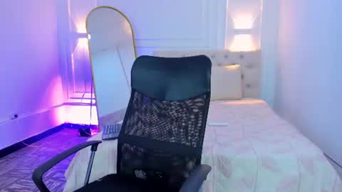 lola red online show from 07-28-26, 07:39