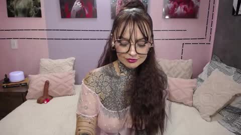 Snapshot of lolabrouse__ chatting on 05-28-26, 10:07 Lola online show from 05-28-26, 10:07