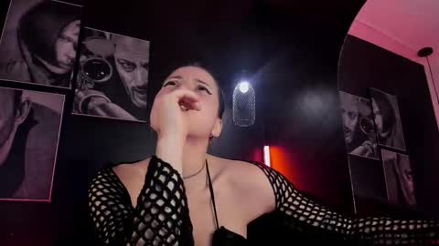 lolamustaine_ online show from 11-20-25, 09:36