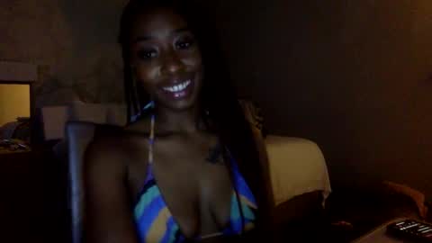 Snapshot of lolantrip chatting on 12-18-24, 02:32 Lola Daze online show from 12-18-24, 02:32