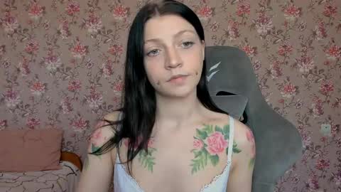Snapshot of lolarozzie chatting on 05-01-26, 04:06 Lola Next stream January 6th at 0500am 30 minutes GMT online show from 05-01-26, 04:06