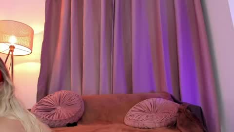 Snapshot of lollypetitte_ chatting on 05-17-26, 04:32 Lolly online show from 05-17-26, 04:32