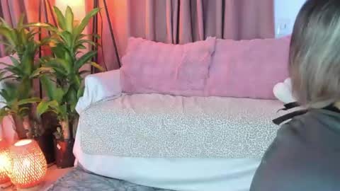 Snapshot of lollypetitte_ chatting on 06-18-26, 04:46 Lolly online show from 06-18-26, 04:46