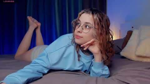 Lona online show from 11-28-25, 06:54