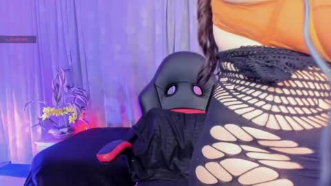 Snapshot of lonely_shewolf chatting on 04-28-26, 06:35 Jennifer online show from 04-28-26, 06:35