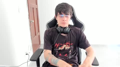 Snapshot of lonelyhotboy0 chatting on 09-22-25, 03:03 Kevin online show from 09-22-25, 03:03