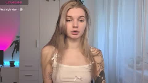 Snapshot of lookluna chatting on 06-19-26, 04:22 Luna online show from 06-19-26, 04:22
