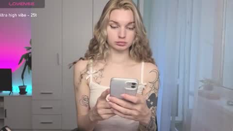 Snapshot of lookluna chatting on 06-28-26, 04:46 Luna online show from 06-28-26, 04:46