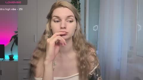 Snapshot of lookluna chatting on 07-01-26, 04:25 Luna online show from 07-01-26, 04:25