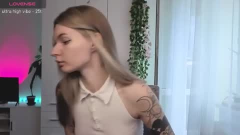 Snapshot of lookluna chatting on 07-25-26, 04:15 Luna online show from 07-25-26, 04:15