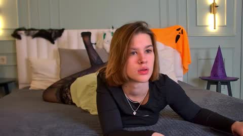 Lora online show from 10-28-25, 04:20