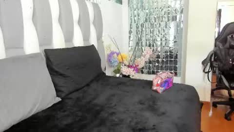 Snapshot of loren_jacksoon chatting on 06-17-26, 11:34 Loren online show from 06-17-26, 11:34