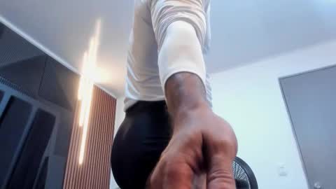  L O R E N Z O  Thumbs Up help  online show from 11-24-25, 06:40