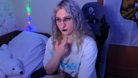 Lori -----------------------------------    online show from 01-15-26, 02:10