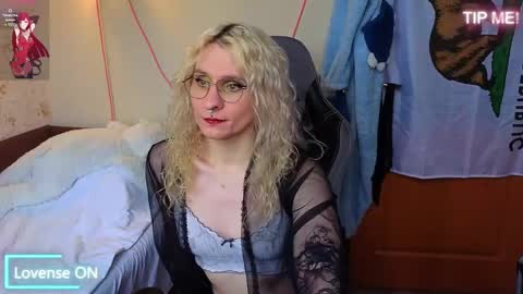 Lori -----------------------------------    online show from 04-25-26, 01:14