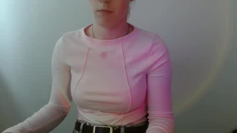 Vivian online show from 02-25-26, 01:10