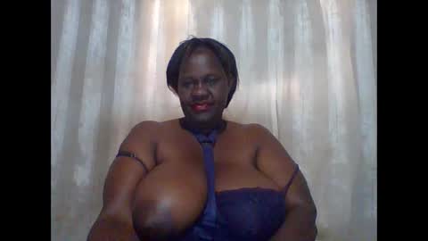 Snapshot of lovebigmelon chatting on 12-10-24, 07:05 Lynn online show from 12-10-24, 07:05