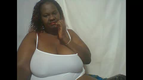 Snapshot of lovebigmelon chatting on 10-12-25, 08:19 Lynn online show from 10-12-25, 08:19